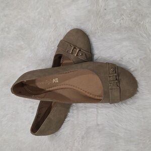 American Eagle Tan Women's Flats. Size 9. NWT!